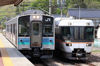E127系と383系が停車しています