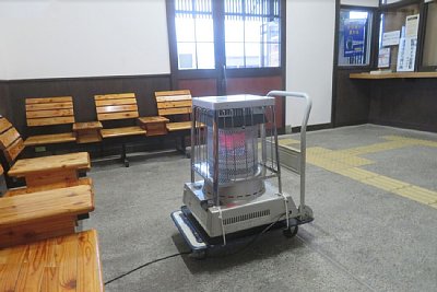 待合室にはファンヒーターが