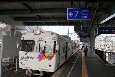松本駅に停車するモハ3001電車