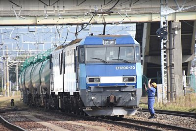 EH200形電気機関車がけん引する貨物列車