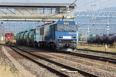 貨物列車をEH200電気機関車が牽引しています