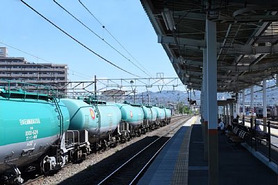 島式ホームのそばに貨物列車が