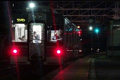 夜の南松本駅に普通電車が到着