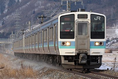 211系電車が間もなく到着します