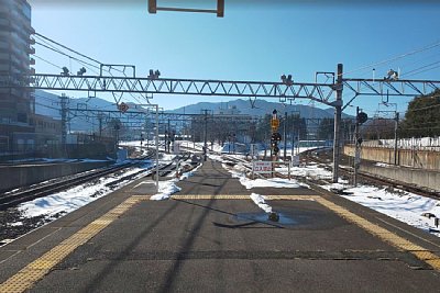 右が名古屋方面、左が東京方面への分岐点です