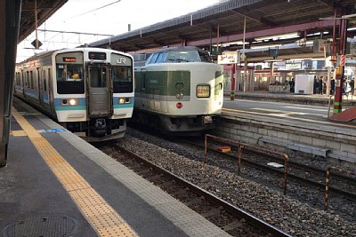 211系電車と189系「おはようライナー」