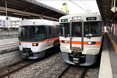 383系「しなの」と313系電車