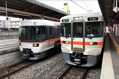 383系「しなの」と313系普通列車