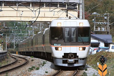 特急「しなの」が通過します