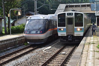 383系「しなの」と211系普通電車