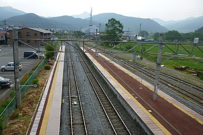 ホームは2面3線で留置線もあります