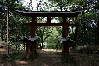 参道入口の赤く大きい鳥居