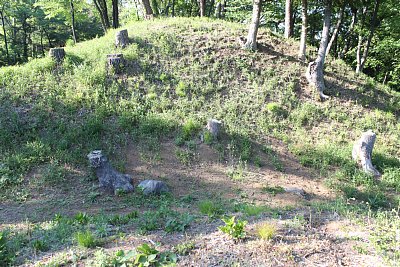 大手門望楼跡は、かなり高い土塁です