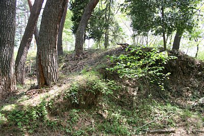 蔀の構にある土塁