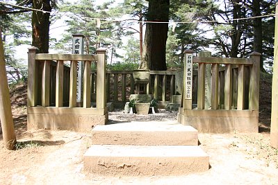 こちらは総大将武田勝頼が祀られています