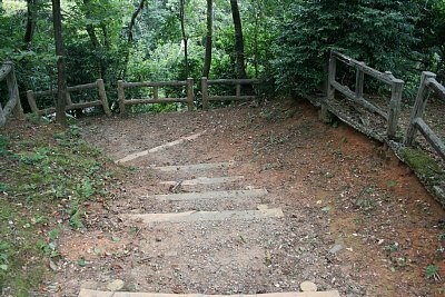 北二の丸跡から北口への階段