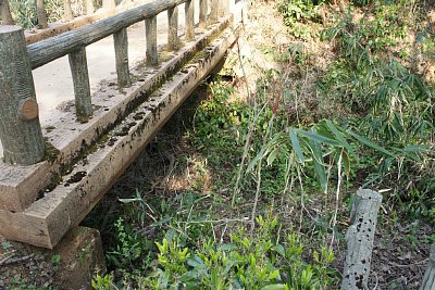 堀切の上に橋が架かっていますが・・・