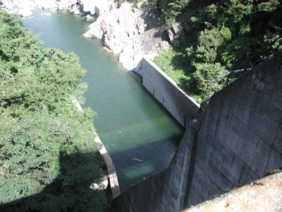 堤体上から見た減勢工