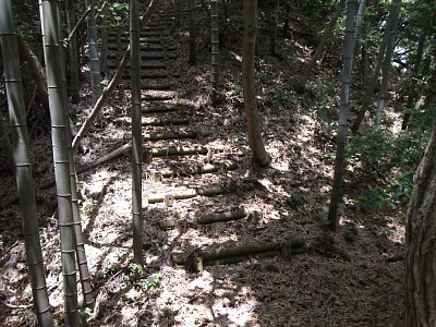 堀切の前後は急勾配です