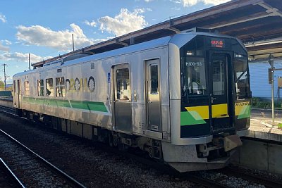 H100形気動車がホームに停車