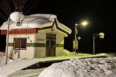 夜の駅舎