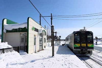 H100形気動車がホームに停車