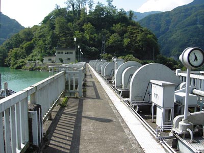 天端にはゲートの巻き揚げ機が並んでいます