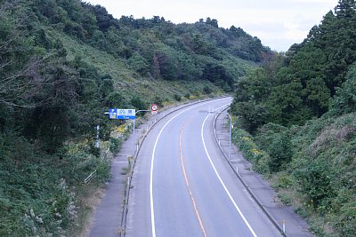 城跡への跨線橋の下を国道159号線が通る