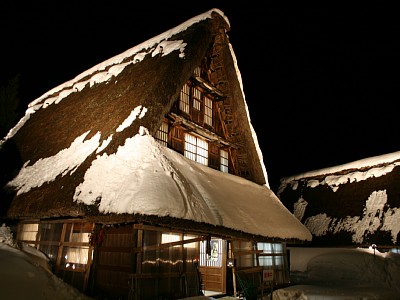 雪中の合掌民宿