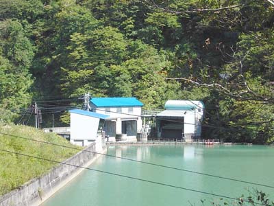 右岸上流側から見た堤体