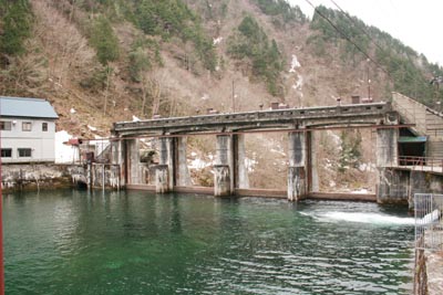 右岸上流から堤体を見る
