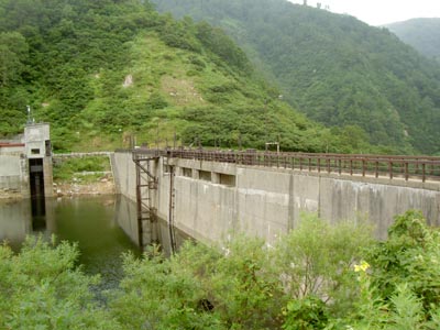 右岸から堤体上流側を見る