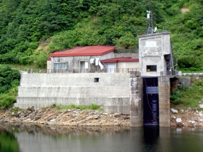 左岸側の管理棟と取水口