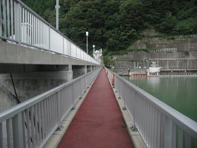 天端は歩行者のみ通行可能です