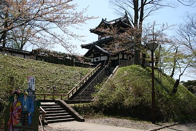 土塁の上に建つ三階櫓