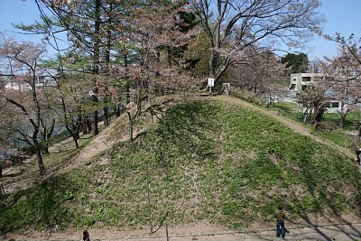 本丸西側の土塁は巨大です