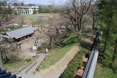 三階櫓から本丸跡を見る