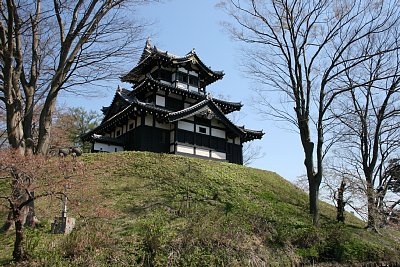 土橋から三階櫓を見る