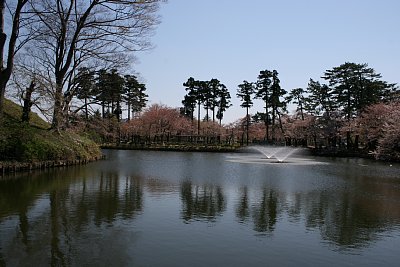 堀の中に噴水が吹き出しています