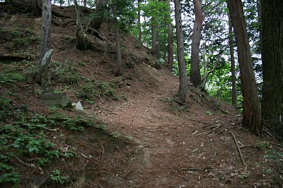 城内への入り口には二条の堀切があります