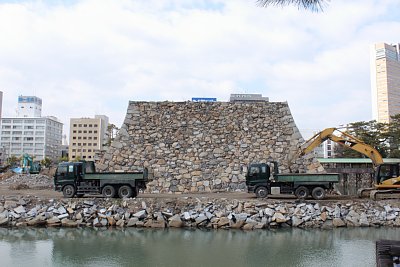 高松城天守台は工事中です