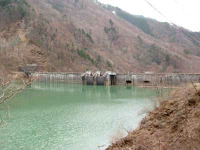 上流から堤体遠景