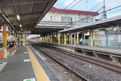 ホームと駅舎