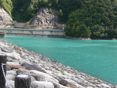 天端から右岸上流側を見る