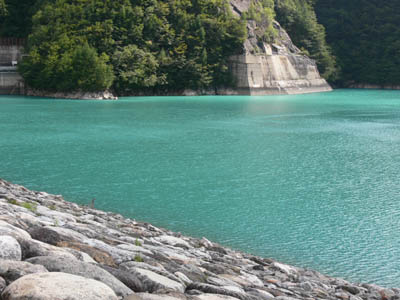 天端からダム湖側を見る