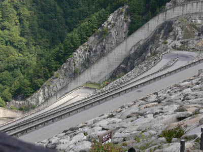 天端から導流路を見る