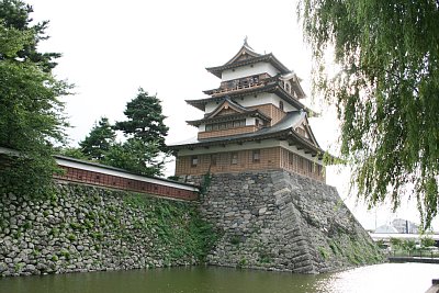 高島城天守と石垣と水濠