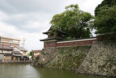 水濠と石垣と角櫓