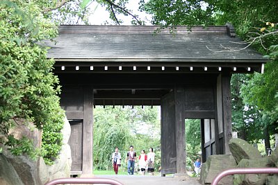 高島城川渡門(三の丸御殿裏門)を外側から