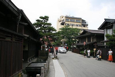 向こうに人力車が止まっています